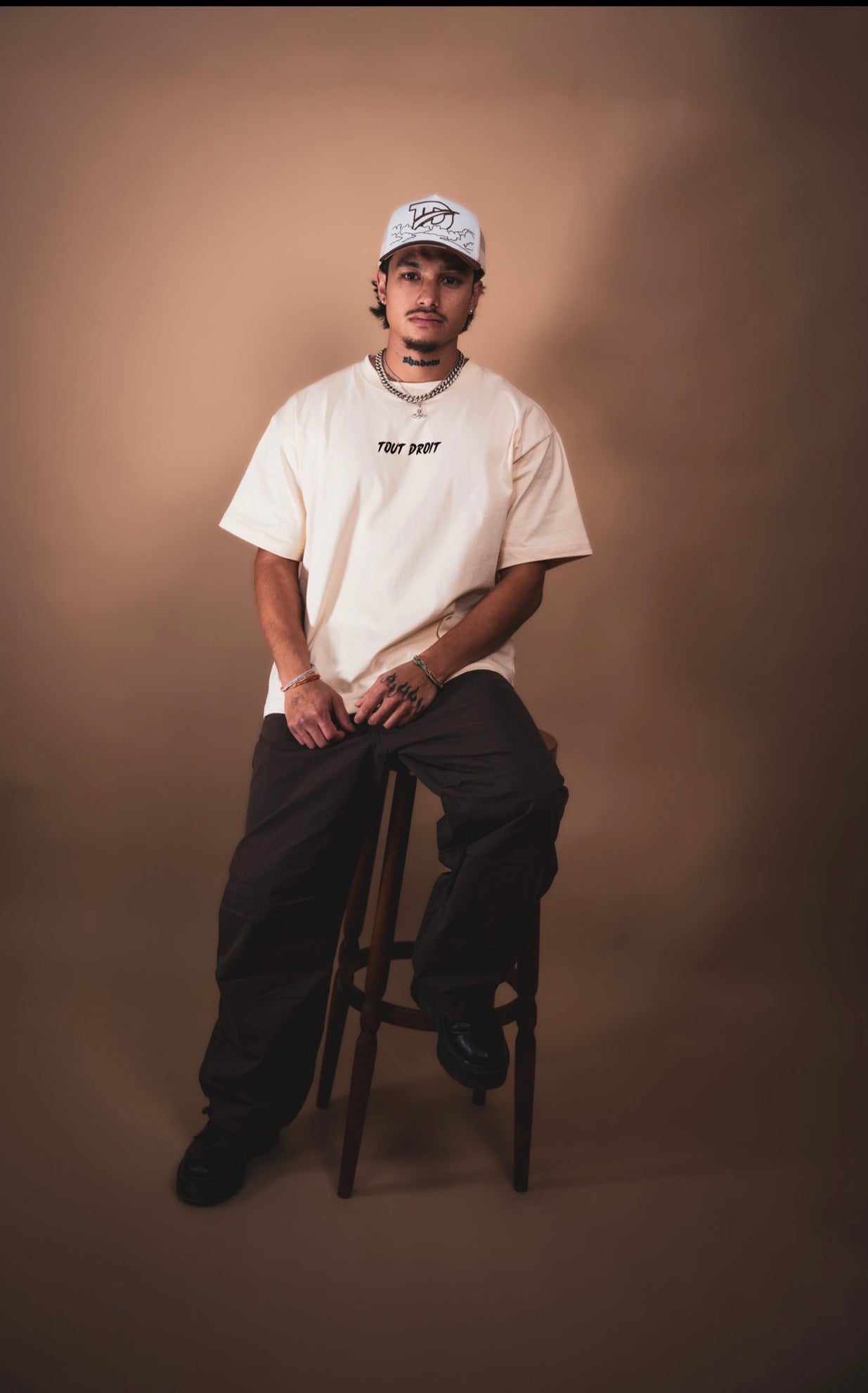 T-Shirt et Casquette Beige de la collection Origine - Tout Droit