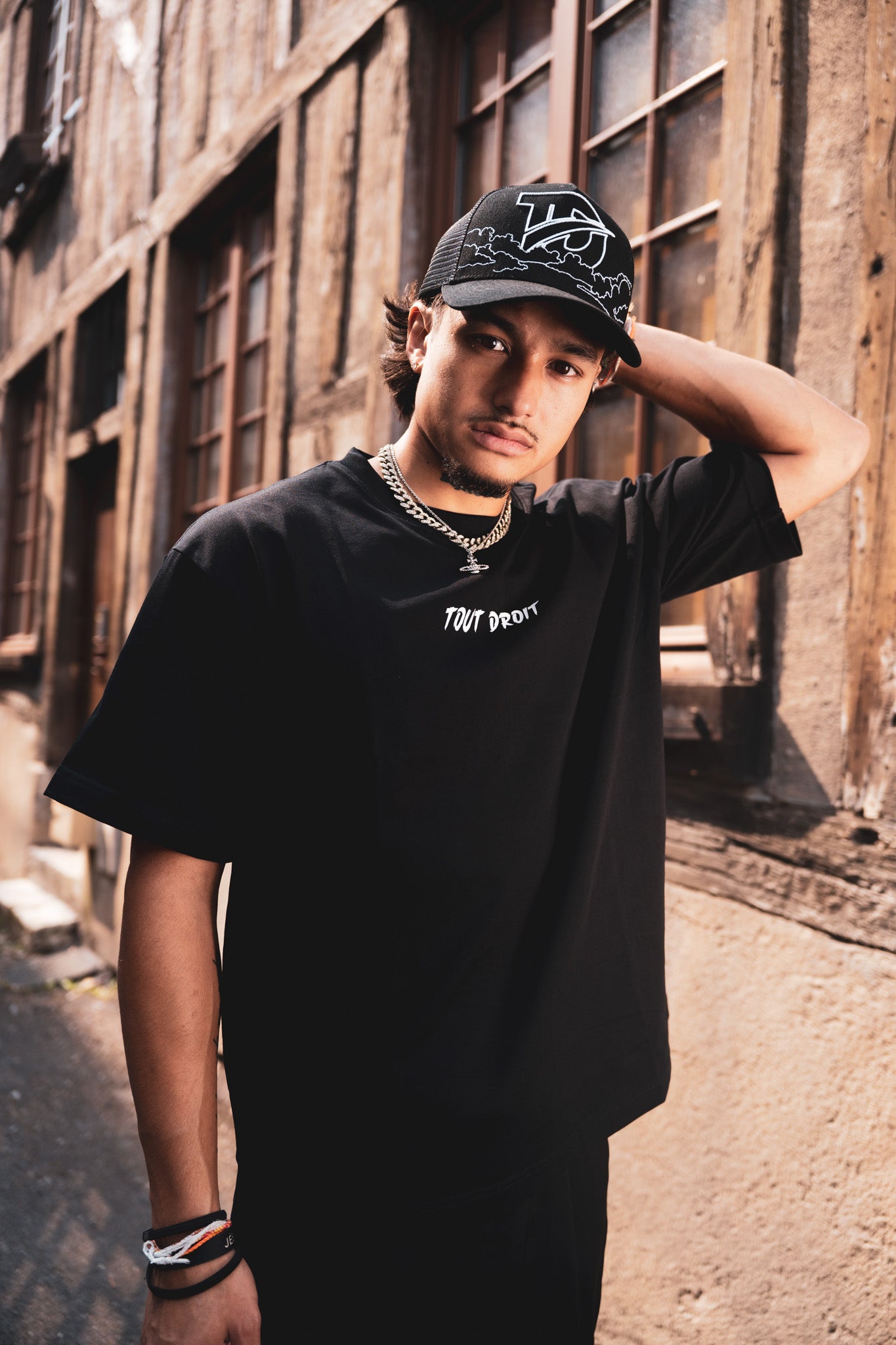 Casquette de la collection ORIGINE noir et  le T-Shirt noir de la collection ORIGINE de la marque TOUT DROIT vue de face