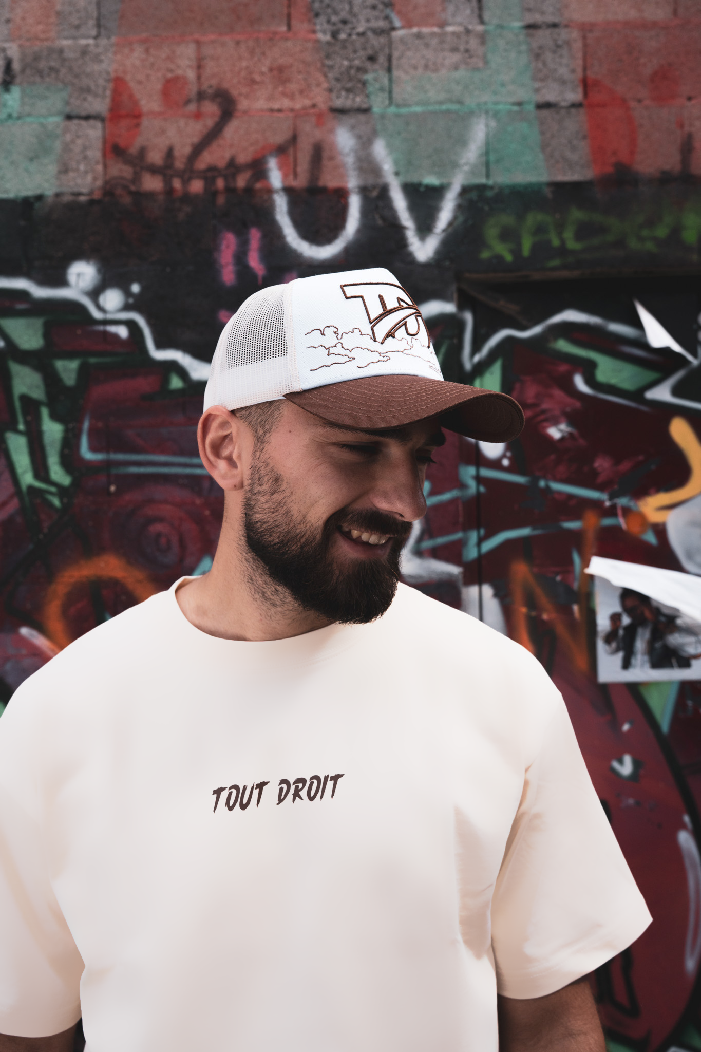 Casquette  et T-Shirt beige de la collection ORIGINE  Tout Droit  vue de trois-quart